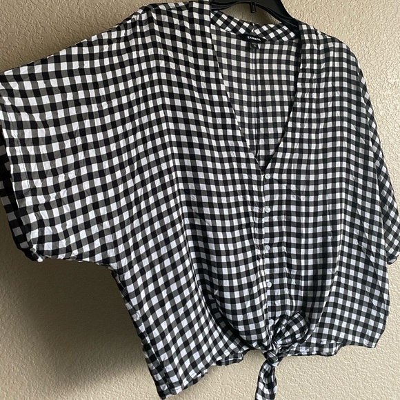 Adorable tie front top by Express sz Med - Picture 2 of 5